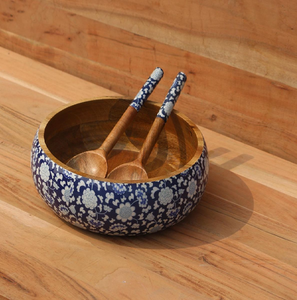 Plato elegante de madera para servir con un estampado floral tradicional azul marino y blanco, además de servidores de madera a juego, a precios de mayorista. - Product Image 1