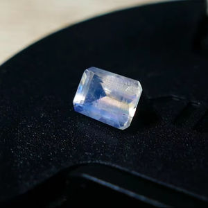 Piedra preciosa suelta de piedra lunar arcoíris natural, corte esmeralda, con brillo de fuego azul, hecha a mano, para la creación de joyería de lujo. - Product Image 2