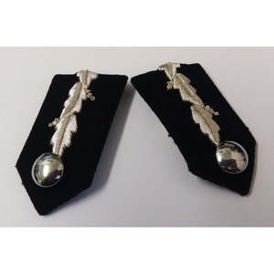 Épaulettes de gorget noir avec insignes en feuille d'argent, boutons simples et attaches à clip, épaulettes de gorget rouge avec feuille d'argent - Product Image 5