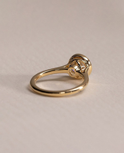 Bague Moissanite Moderne 2.5 Carat Brillant Coupe Ronde avec Lunette Set Solitaire Design Parfait pour les Bijoux de Mariée ou la Mode - Product Image 3