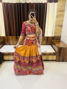 Excelente calidad estilo moderno hermoso algodón seda Lehenga Choli con Dupatta con Butta y encaje y Gamthi Trabajo Mujer moda - Product Image 4