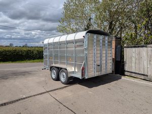 Remolque Agrícola Hidráulico Nugen L361H-H de 12 pies y 7 pies con Eje Doble, Suspensión de Doble Tracción, Puerta de Partición y Neumáticos Usados - Product Image 2
