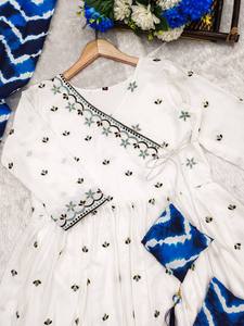 Ishita Drape Of Legends Fusion Flair Sanskriti Whispers Radiant Rhythms Loomed Legacy Espejos místicos Siluetas enérgicas - Product Image 6