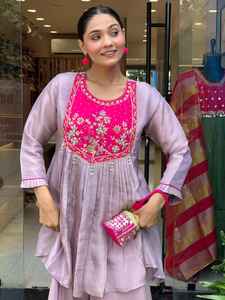 Robe Kurta Latkans traditionnelle indienne pour femmes, avec broderie à la main, pour occasions spéciales, en stock - Product Image 4