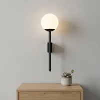 Lampe Globe murale avec sphère en verre opale blanc et base noire mate Design moderne minimaliste pour un éclairage ambiant doux