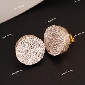 Boucles d'oreilles classiques rondes en argent avec diamant moissanite brillant, look intemporel et luxueux - Product Image 4