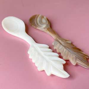 Cuchara de Resina Blanca Hecha a Mano con Forma de Hoja, Vajilla para Servir Caviar, Cuchara de Postre de Nácar para Cocina - Product Image 1