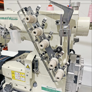 Machine à coudre interlock à cylindre haute vitesse Ya-ma-to VC2700G, 3 aiguilles 5 fils, machine à surjeter DIY OEM avec poignée en plastique - Product Image 1