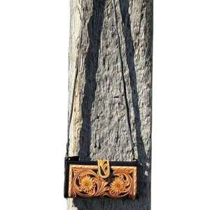 Cartera de Muñeca Bohemia de Cuero Genuino, Bolso Unisex Hecho a Mano con Cierre de Cremallera, Diseño a Rayas, 4' de Alto x 8' de Ancho - Product Image 1