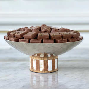 Plateau à chocolat rond en marbre noir de qualité supérieure avec poignée en forme d'oiseau doré conçu pour le service de luxe de desserts et de friandises au chocolat - Product Image 5