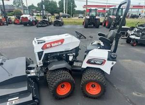 Tractor utilitario Bobcat AT450 para paisajismo - Product Image 5