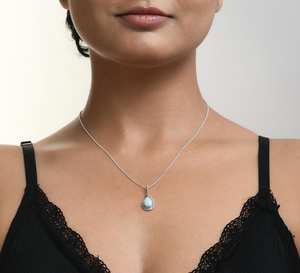 สร้อยคอเงินสเตอร์ลิงลาริมาร์ธรรมชาติแบบมินิมอลพร้อมจี้หยดน้ำแร่ลาริมาร์สีฟ้าโรเดียมและตัวเรือนชุบทอง - Product Image 2