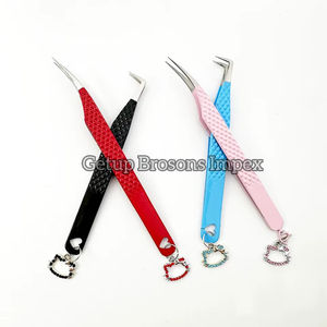 Pince à épiler pour extensions de cils en acier inoxydable isolé avec revêtement en poudre à volume différent de 90 degrés avec des breloques de chat Outil de beauté - Product Image 4