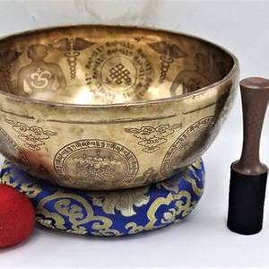 ชามร้องเพลงทิเบตโลหะสำหรับการทำสมาธิเสียงบำบัดรวมถึงเบาะผ้าไหมไม้ตะลุมพุกที่สมบูรณ์แบบสำหรับโยคะและพลังงาน - Product Image 5