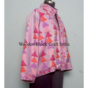 Veste en velours Suzani brodée à la main par des artisans, avec un triangle rose, fabriquée avec des matériaux de haute qualité et offrant un look Suzani - Product Image 4