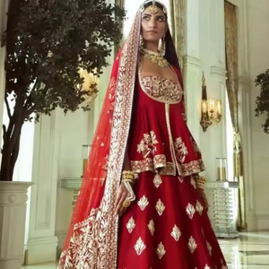 MAGNIFIQUE BRODERIE SUR ÉLÉGANTE ROBE DE MARIÉE PEPLUM ET LEHENGA AVEC PERLES DE VERRE EN CRISTAL EMBELLISHES, TRAVAIL DABKA POUR MARIAGE @ 2024 - Product Image 1