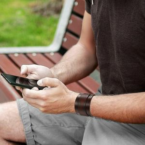 Top Trending Fitness Muñequera Transpirable Levantamiento de pesas Muñequera Cinturón Respetuoso con el medio ambiente Hebilla de metal Pulsera de cuero para hombres - Product Image 2