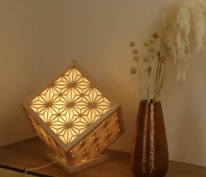 (10% de réduction) Lampe cube Kumiko traditionnelle japonaise, design culturellement significatif pour la salle à manger, le salon, le restaurant, l'hôtel, meubles - Product Image 1