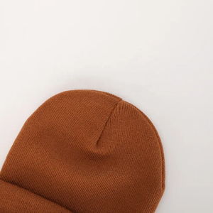 Bonnets unis tricotés brodés unisexes en 60 couleurs Bonnet chaud d'hiver avec logo personnalisé Chapeaux d'hiver chauds à revers en acrylique - Product Image 2