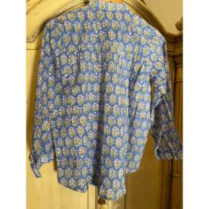 Blusa de Mujer Talla XL con Estampado Floral Estilo Jardín Francés, Top de Popelina con Bloques de Color Hechos a Mano, Logotipo Bordado, Cuello Asimétrico, Botones, Formal - Product Image 4