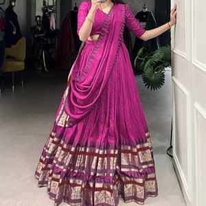 Hermoso diseñador tradicional Choli con Chinon Heavy Plain Zari tejido trabajo borde para boda estirable y protección solar - Product Image 1