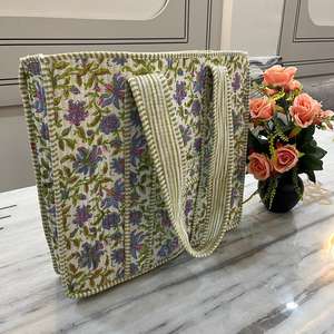 Sac fourre-tout en coton matelassé réutilisable pour les courses, fait à la main, vert, imprimé à la main en Inde avec des motifs floraux roses d'astilbe, sac à bandoulière - Product Image 5