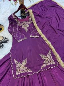 Kurta Lehenga Morada de Diseñador, la Más Vendida, con Lentejuelas y Bordado Zari, Estilo Indio-Pakistaní, para Bodas, Fiestas y Eventos Tradicionales, Ropa para Mujer - Product Image 4