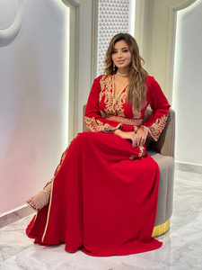Caftan marocain en soie et mousseline de soie rouge fait à la main de style décontracté avec des caractéristiques antistatiques et respirantes Design brodé - Product Image 3