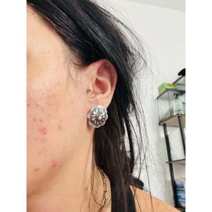 Pendientes de Plata de Ley con Concha Rosa Navajo, Diseño de Concho con Engaste de Bisel, Patrón Floral, Oro Blanco, Oro Rosa, Concha Principal - Product Image 2
