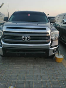 รถบรรทุกโตโยต้า ทันดรา ปี 2015 พวงมาลัยซ้าย มือสอง เครื่องยนต์เบนซิน ขับเคลื่อนสี่ล้อ ภายในเบาะหนังสีอ่อน พร้อมระบบควบคุมความเร็วอัตโนมัติและระบบปรับอากาศ - Product Image 2