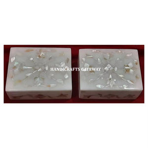Joyero de forma Rectangular de madreperla con incrustaciones blancas de mármol de la mejor calidad y diseño único para decoración del hogar y caja de regalo - Product Image 1