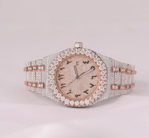 Montre personnalisée deux tons rose et blanc en moissanite entièrement glacée pour hommes avec cadran arabe de 22mm de largeur de bracelet en acier inoxydable - Product Image 1