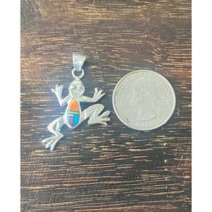 Pendentif grenouille Julius Burbank multi-pierres et argent sterling serti clos, plaqué or rose et rhodium, motif chiffres - Product Image 3