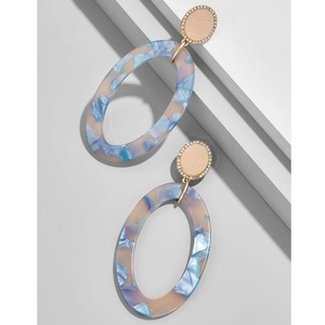 Pendientes de moda de resina de color personalizados lujosos hechos a mano brillantes altamente pulidos para mujeres con perlas de la India - Product Image 3