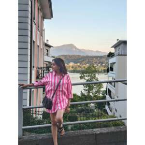 เสื้อเชิ้ตลายทางสีชมพูทรงโอเวอร์ไซส์สำหรับผู้หญิง - เสื้อเบลาส์หรูหราสำหรับทุกโอกาส - Product Image 1