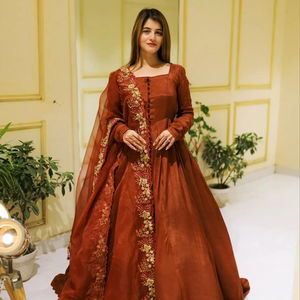 Robe longue Anarkali Lehenga Choli en acrylique de qualité supérieure pour femmes, tenue de mariage traditionnelle, séchage rapide, évacuation de l'humidité, protection solaire - Product Image 1