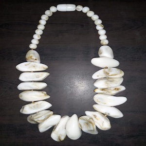 Collares de cuentas de hueso hechos a medida hechos de cuentas de hueso natural ideales para tiendas de accesorios de moda para reventa - Product Image 1