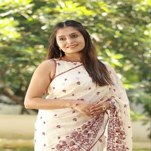 Sari Premium Suave VASTRA COTTAGE con Bordado Multihilo, Colección de Diseñador con Blusa Combinada, Tela Pura - Product Image 2