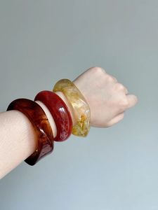 Bracelets élégants faits main en résine pour femmes – Imperméables, couleurs personnalisées, légers – Accessoire pour style ethnique/occidental, idéal pour les affaires - Product Image 3