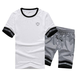 Ensemble T-shirt et short pour homme, tenue en deux pièces, look tendance pour les activités de plein air, ensemble T-shirt et short - Product Image 1