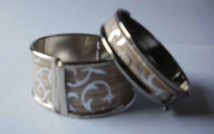 Brazalete de Plata de Lujo Hecho a Mano con Elegante Diseño de Encaje Floral Blanco, Brazalete Ancho con Bisagras para Mujer - Product Image 3