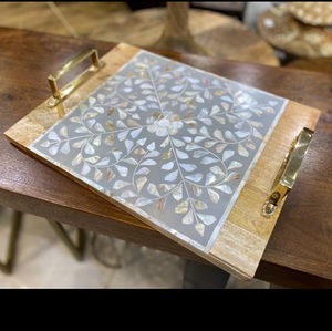 Plateaux de service en bois d'acacia avec poignées pour manger Pouf décoratif ou accessoire de table basse Grand plateau de lit en bois - Product Image 1