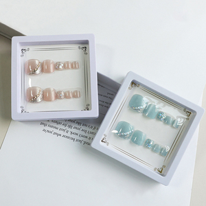 Faux ongles courts en gel souple français avec paillettes, faits à la main, pré-appliqués, à presser - Product Image 1
