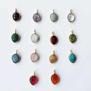 Petite feuille naturelle sculptée faite à la main pierre précieuse pendentif à breloque or pierre de naissance bijoux collier délicat cadeau parfait pour elle - Product Image 6