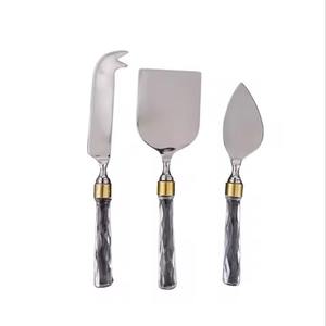 Juego de servidores de queso de acero inoxidable hechos a mano con mango de hoja negra, elegante accesorio de cocina - Product Image 2