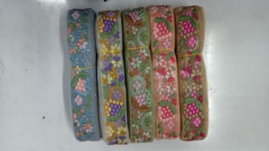 Tela de encaje bordado floral colorida vibrante y detallada con patrones intrincados, perfecta para la moda de alta gama - Product Image 3