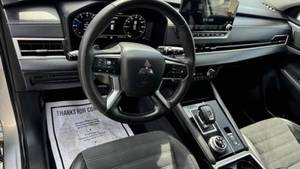 Mitsubishi Outlander SE S-AWC 2023 Usado en Buen Estado, SUV Automático con Volante a la Izquierda, Asientos de Cuero, Neumáticos R17, Techo Solar - Product Image 3