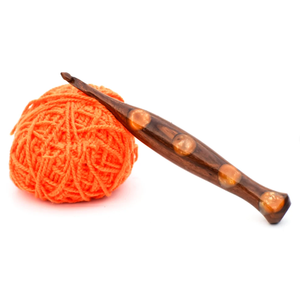 Juego de ganchos de ganchillo hechos a mano con esquemas de colores únicos y diseño ergonómico Experiencia de artesanía cómoda por AYAANS - Product Image 4