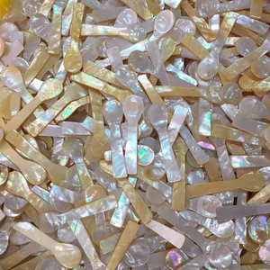 Cuillère à caviar en nacre naturelle avec logo personnalisé gravé au laser - Product Image 2