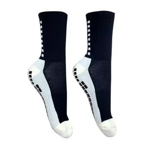 Chaussettes de football respirantes antidérapantes en coton 2025 avec logo et design personnalisés OEM - Product Image 3